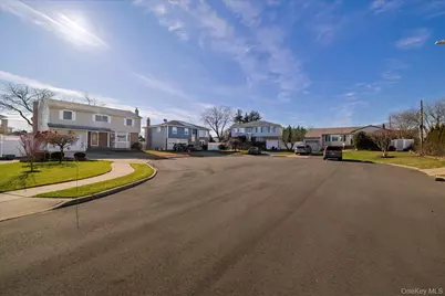 8 Patricia Court, Bethpage, NY 11714 - Photo 3