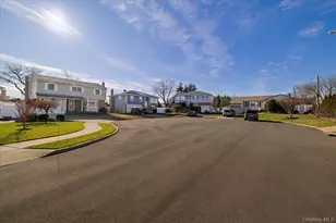 8 Patricia Ct, Bethpage, NY 11714 - Photo 3