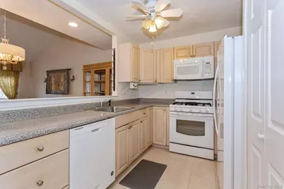 308 Cambridge Court, Glen Cove, NY 11542 - Photo 9