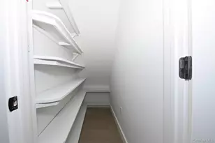 15 Bond Ln, Hicksville, NY 11801 - Photo 9