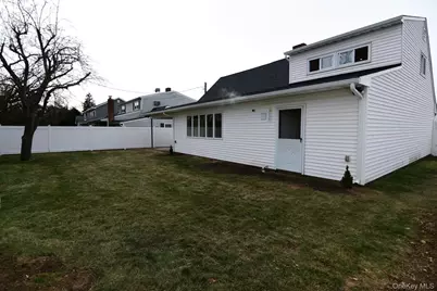 15 Bond Lane, Hicksville, NY 11801 - Photo 35