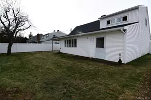 15 Bond Ln, Hicksville, NY 11801 - Photo 35