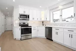 15 Bond Ln, Hicksville, NY 11801 - Photo 3