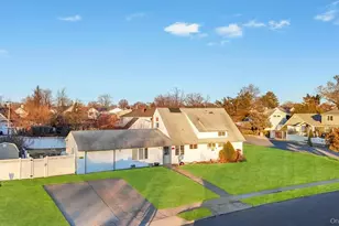 15 Autumn Ln, Hicksville, NY 11801 - Photo 7