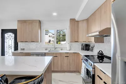 8 Autumn Lane, Hicksville, NY 11801 - Photo 5