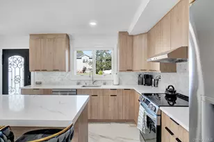 8 Autumn Ln, Hicksville, NY 11801 - Photo 5