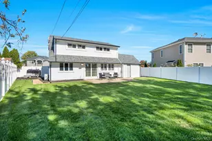 8 Autumn Ln, Hicksville, NY 11801 - Photo 29