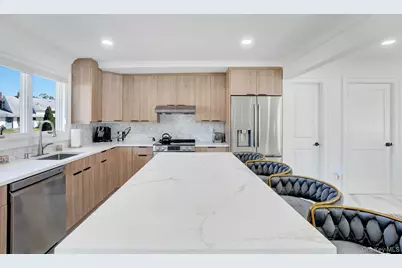 8 Autumn Lane, Hicksville, NY 11801 - Photo 3