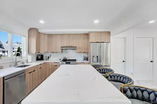 8 Autumn Ln, Hicksville, NY 11801 - Photo 3