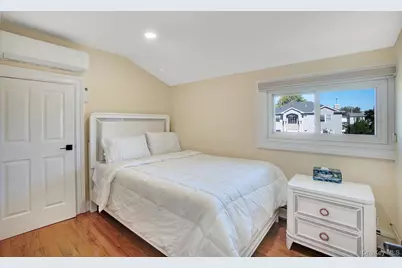 8 Autumn Lane, Hicksville, NY 11801 - Photo 15