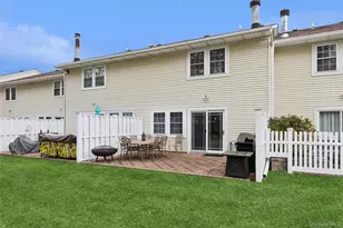 15 Gazebo Ln, Holtsville, NY 11742 - Photo 25