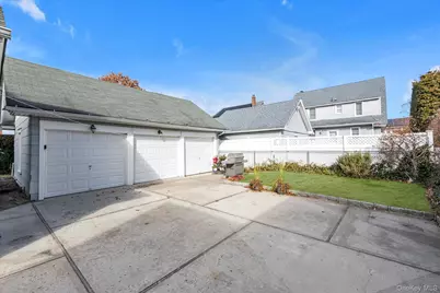 51 Huntington Avenue, Lynbrook, NY 11563 - Photo 17