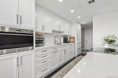 100 Hilton Avenue #901, Garden City, NY 11530 - Photo 13