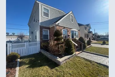 382 Pennsylvania Avenue, Mineola, NY 11501 - Photo 3