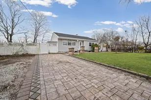 186 Westwood Dr, Brentwood, NY 11717 - Photo 3