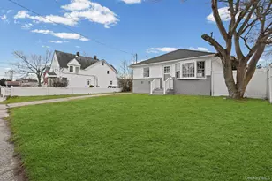 88 N Penataquit Ave, Bay Shore, NY 11706 - Photo 3