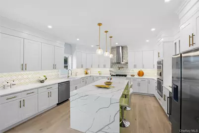 14 Fawn Lane, Westbury, NY 11590 - Photo 9