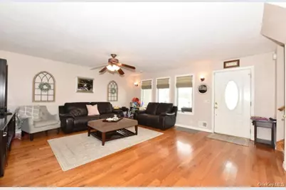 320 Roosevelt Avenue, Massapequa Park, NY 11762 - Photo 9