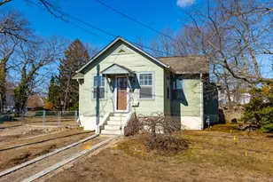 160 Austin St, Lindenhurst, NY 11757 - Photo 3