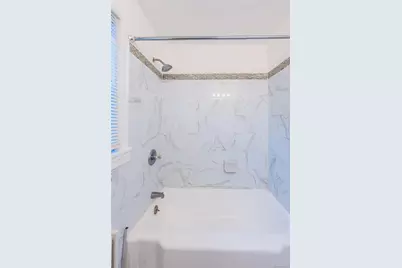 104 Grandview Avenue, Great Neck, NY 11020 - Photo 19