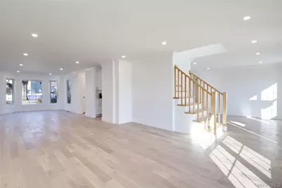 1 Manhasset Avenue, Port Washington, NY 11050 - Photo 3