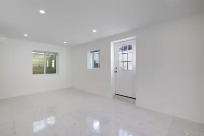 1 Manhasset Avenue, Port Washington, NY 11050 - Photo 21