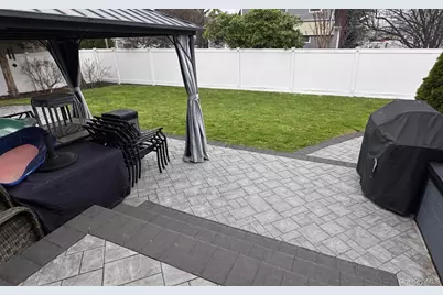 34 Beach Street, West Islip, NY 11795 - Photo 35