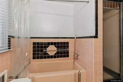 166-07 Union Turnpike, Fresh Meadows, NY 11366 - Photo 21