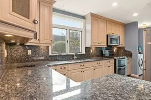 111 Schneider Ln, Hauppauge, NY 11788 - Photo 17