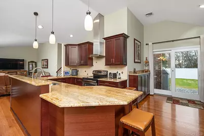 525 Roosevelt Avenue, Massapequa Park, NY 11762 - Photo 5