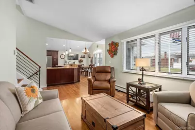 525 Roosevelt Avenue, Massapequa Park, NY 11762 - Photo 11