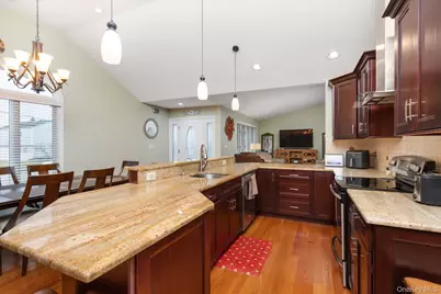 525 Roosevelt Avenue, Massapequa Park, NY 11762 - Photo 7