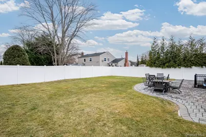 525 Roosevelt Avenue, Massapequa Park, NY 11762 - Photo 23