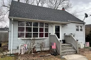 25 Gores Dr, Mastic, NY 11950 - Photo 3