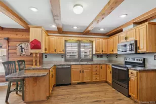 1661 Old Country Rd, Riverhead, NY 11901 - Photo 13