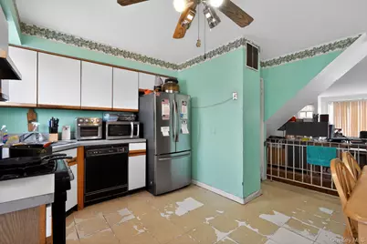 327 Willow Road E, New York, NY 10314 - Photo 11