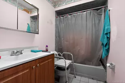 327 Willow Road E, New York, NY 10314 - Photo 19