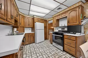 50 Netto Ln, Plainview, NY 11803 - Photo 9