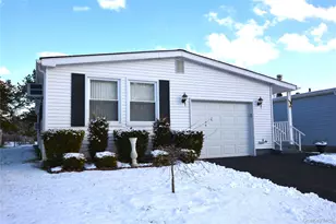 82 Village Cir W, Manorville, NY 11949 - Photo 3