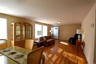 82 Village Cir W, Manorville, NY 11949 - Photo 5