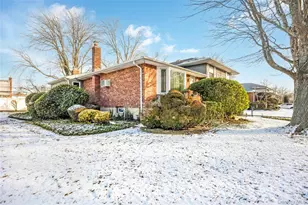 19 Parkdale Dr, Farmingdale, NY 11735 - Photo 3