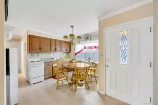 10 Grape Ln, Hicksville, NY 11801 - Photo 3