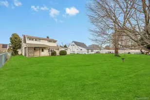 10 Grape Ln, Hicksville, NY 11801 - Photo 25