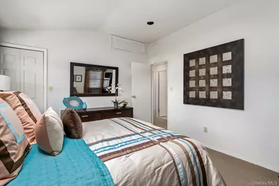 16 Dahlia Lane, Wantagh, NY 11793 - Photo 19