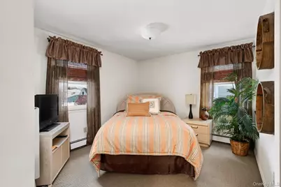 16 Dahlia Lane, Wantagh, NY 11793 - Photo 17