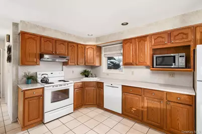 16 Dahlia Lane, Wantagh, NY 11793 - Photo 9