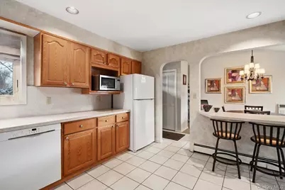 16 Dahlia Lane, Wantagh, NY 11793 - Photo 11