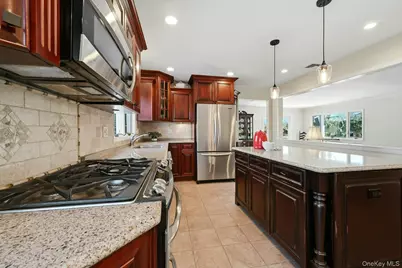 205 Oak Neck Lane, West Islip, NY 11795 - Photo 5