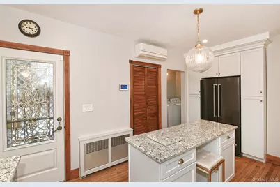 198 Warner Avenue, Roslyn Heights, NY 11577 - Photo 19