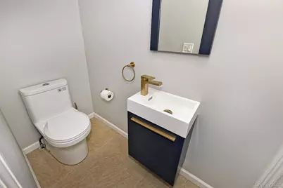 198 Warner Avenue, Roslyn Heights, NY 11577 - Photo 21